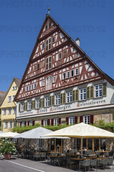 Outdoor café, street café with the Kielmeyerhaus, historic half-timbered house in Esslingen's old town, Esslingen am Neckar, district of Esslingen, Baden-WÃ¼rttemberg, Germany