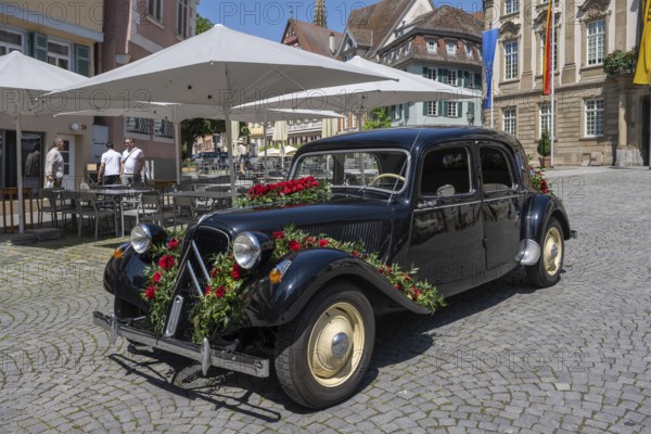 A Citroen 11CV Traction vintage car, built between 1934 and 1957 with floral decorations, wedding bouquet on the town hall square in Esslingen, Esslingen am Neckar, district of Esslingen, Baden-WÃ¼rttemberg, Germany