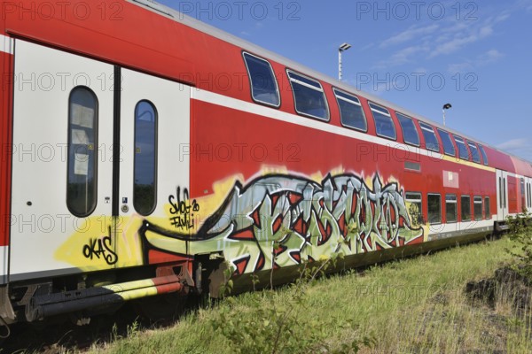 Double-decker carriage, double-decker train, double-decker carriage with graffiti