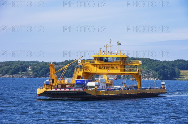 The car ferry SATURNUS, which operates as a floating road between the archipelago, navigates off the coast near Lysekil, BohuslÃ¤n, VÃ¤stra Götalands lÃ¤n, Sweden, Scandinavia