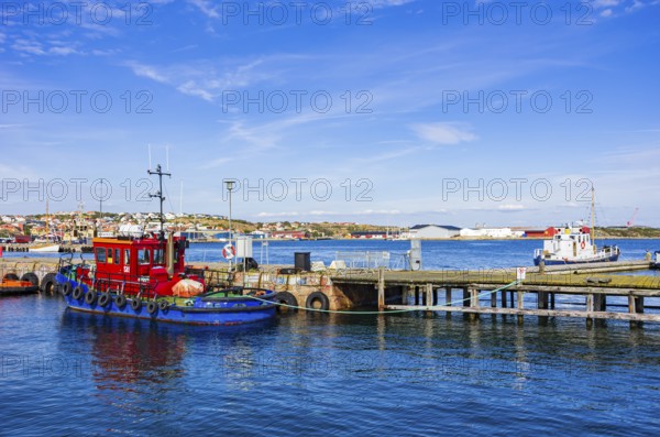 Picturesque scenery of small tugboats in the harbour of Lysekil, BohuslÃ¤n, VÃ¤stra Götalands lÃ¤n, Sweden, Scandinavia