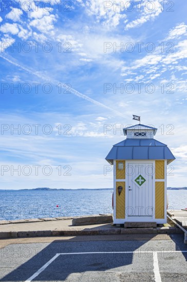 Wooden hut with first aid at the pier in Lysekil harbour, BohuslÃ¤n, VÃ¤stra Götalands lÃ¤n, Sweden, Scandinavia