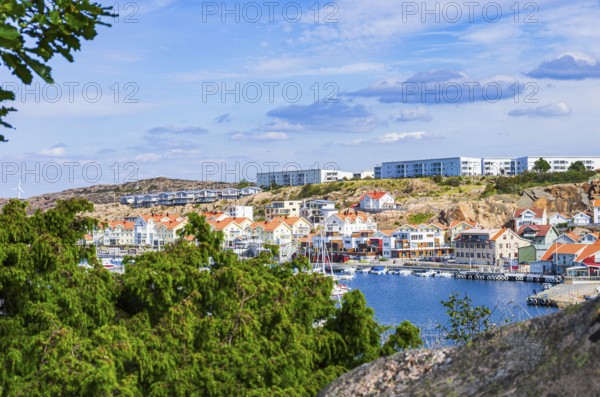 View of the picturesque house front and the northern harbour (Norra Hamnen) of Lysekil, BohuslÃ¤n, VÃ¤stra Götalands lÃ¤n, Sweden, Scandinavia