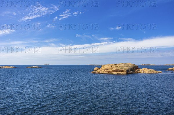 Archipelago off the coast of Lysekil, BohuslÃ¤n, VÃ¤stra Götalands lÃ¤n, Sweden, Scandinavia