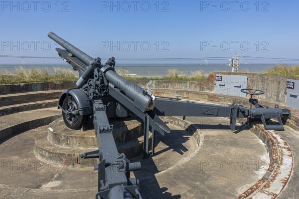 Canon de 12 cm L mle 1931, 120mm Howitzer, Belgian field gun at Saltzwedel-neu Battery, Raversyde Atlantikwall, Atlantic Wall, Raversijde, Belgium