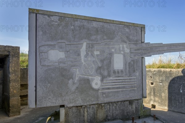 Artillery platform with reconstructed German WWI gun at Battery Aachen, Raversyde Atlantikwall, Atlantic Wall, Raversijde, West Flanders, Belgium