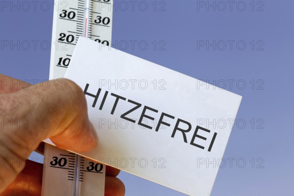 (Photomontage) Heat-free symbol image: Business card labelled HITZEFREI and a thermometer in front of a bright blue sky