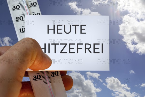 (Photomontage) Heat-free symbol image: Business card with the inscription HEAT-FREE TODAY and a thermometer in front of a bright blue sky