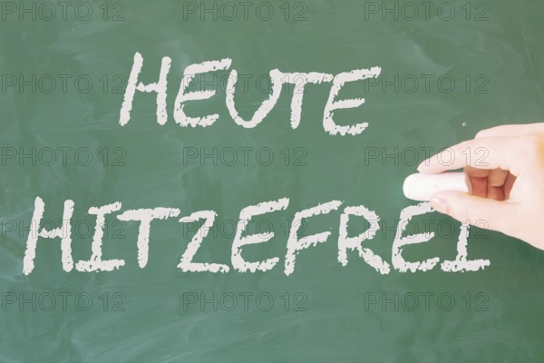 (Photomontage) Heat-free school: blackboard with the inscription HEAT-FREE TODAY