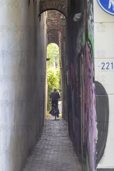 Old town centre of Utrecht, Zwaansteeg Gasse, very narrow alley, side alleyway with residential houses Netherlands