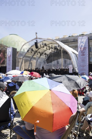 Visitors with colourful parasols at the Staatsoper fÃ¼r alle, a free open-air concert with conductor Christian Thielemann and the Staatskapelle Berlin on Berlin's Bebelplatz, Berlin, 22.06.2025