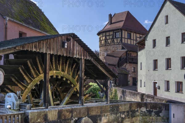 Waterwheel of the historic Schleifmühle, behind the Judenturm, former fortress tower, Höllgasse, Lauf an der Pegnitz, Middle Franconia, Bavaria, Germany