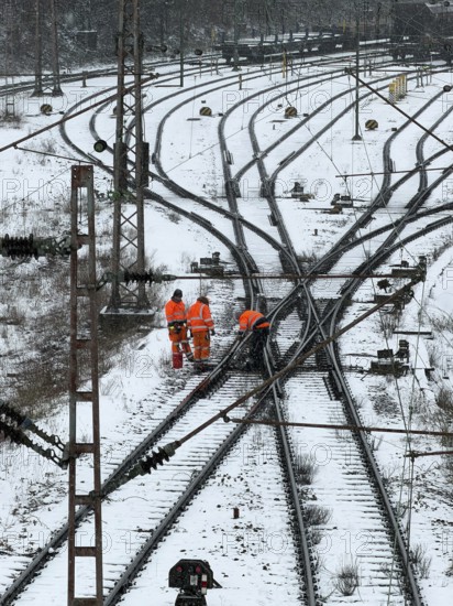 Railway workers in winter, train formation facility in the Vorhalle district, marshalling yard, infrastructure, Hagen, Ruhr area, North Rhine-Westphalia, Germany