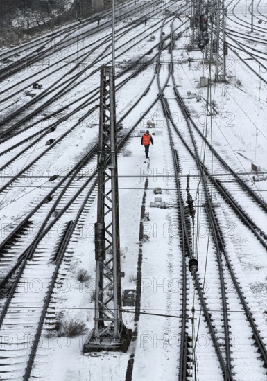Railway workers between many tracks in winter, train formation in the Vorhalle district, marshalling yard, infrastructure, Hagen, Ruhr area, North Rhine-Westphalia, Germany
