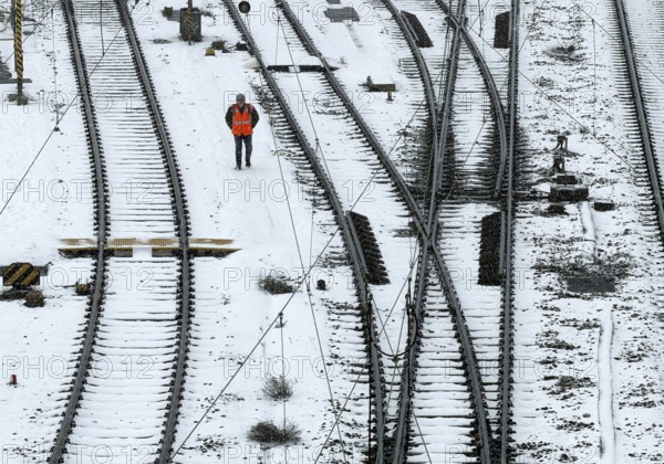 Railway workers between many tracks in winter, train formation in the Vorhalle district, marshalling yard, infrastructure, Hagen, Ruhr area, North Rhine-Westphalia, Germany