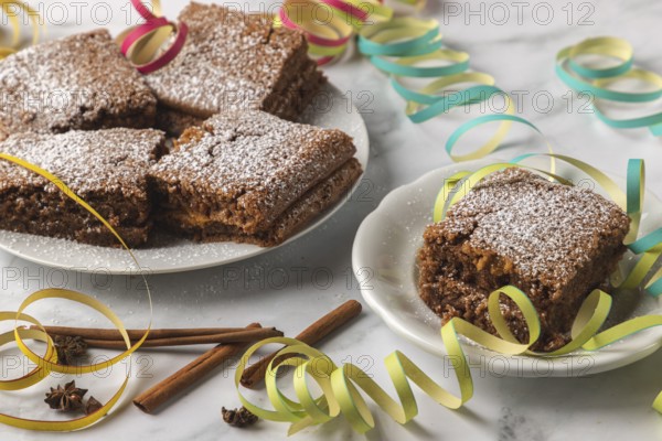 Spice cake with powdered sugar surrounded by colorful streamers