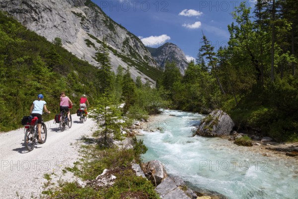 Isar cycle path to the source of the Isar in the Hinterau Valley, cyclists, mountain bikers on the upper reaches of the Isar, Karwendel, Alps, Tyrol, Austria