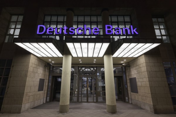 Deutsche Bank Königsalle branch, bleuchteter Eingang, Düsseldorf, North Rhine-Westphalia, Germany