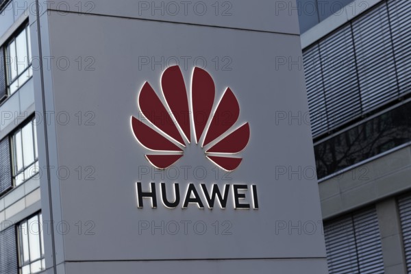 Huawei Techologies Germany, logo at the Düsseldorf office, telecommunications equipment supplier, North Rhine-Westphalia, Germany