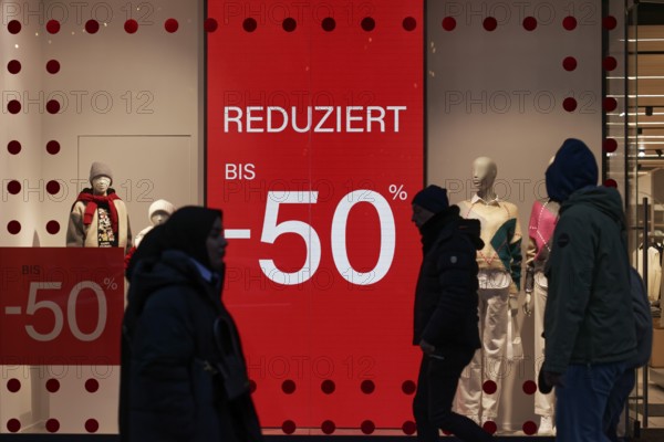 Close-sale shop window of a clothing store, reduced by up to 50 percent, Düsseldorf, North Rhine-Westphalia, Germany