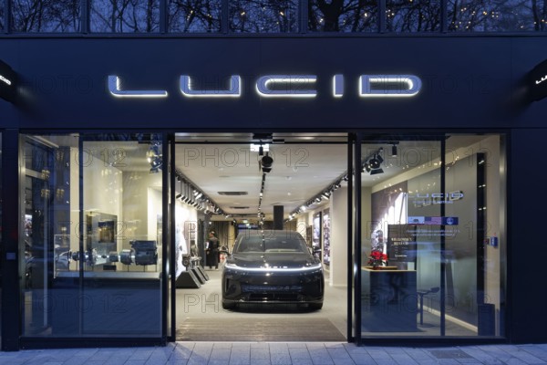Lucid Studio Düsseldorf, illuminated showroom of the American electric car brand Lucid Motors on the Kö, North Rhine-Westphalia, Germany