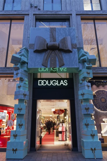 Store of the perfumery chain Douglas auf der Kö, Dämmerung, Düsseldorf, North Rhine-Westphalia, Germany