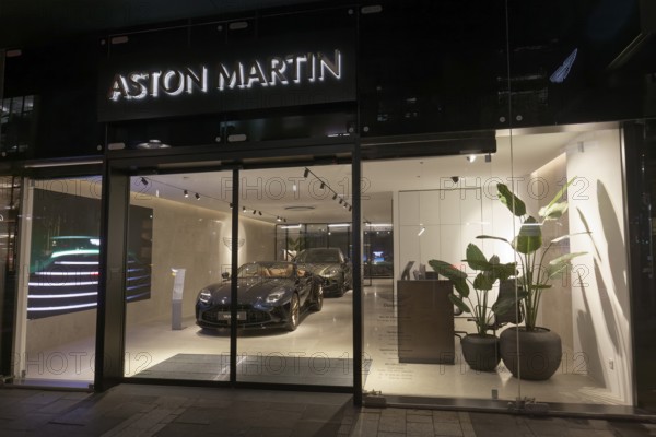 Aston Martin Düsseldorf, illuminated showroom with luxury sports car, Düsseldorf, North Rhine-Westphalia, Germany
