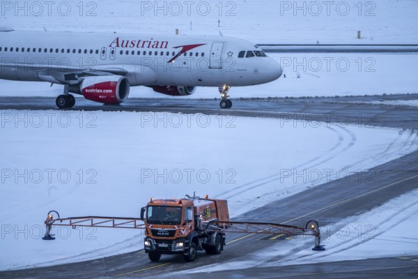 The onset of winter in North Rhine-Westphalia, flight operations were maintained at Düsseldorf airport with great effort, taxiways, runway were freed from snow and ice with many clearing vehicles, aircraft were de-iced in front of takeoff, North Rhine-Westphalia, Germany