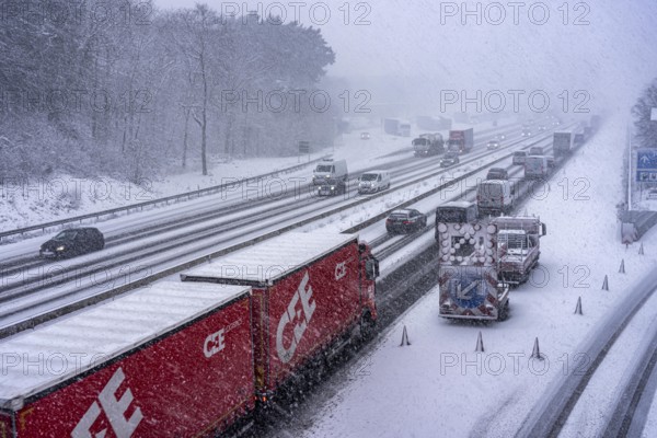 The onset of winter in North Rhine-Westphalia, heavy snowfall, A3 motorway near Hilden, near Ohligser Heide rest area, snow-covered roads, traffic is sometimes just slowing down, North Rhine-Westphalia, Germany
