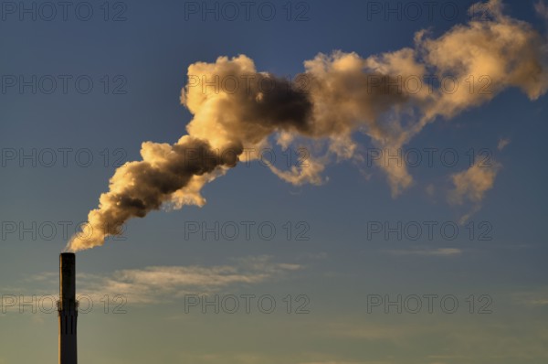 View of EnBW power plant and waste incineration plant Stuttgart-Münster, combined heat and power plant, smoke from chimney, sunset, evening mood, Stuttgart, Baden-Württemberg, Germany