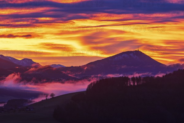 View from Mondseeberg to Gaisberg, sunset, inversion weather, Osterhorn Group, Mondseeland, Salzkammergut, Upper Austria, Austria