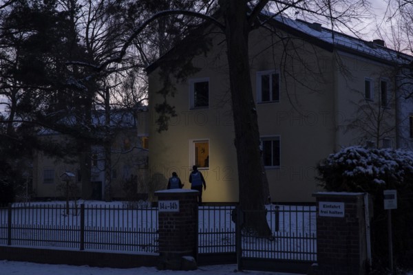 People search for residents who stayed at home despite the cold and offer them help during the large-scale power outage in the Steglitz-Zehlendorf district, Berlin, 06.01.2026
