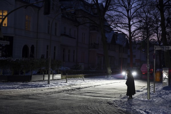 A lady crossing a dark street during a large-scale power outage in the Steglitz-Zehlendorf district, Berlin, 06.01.2026