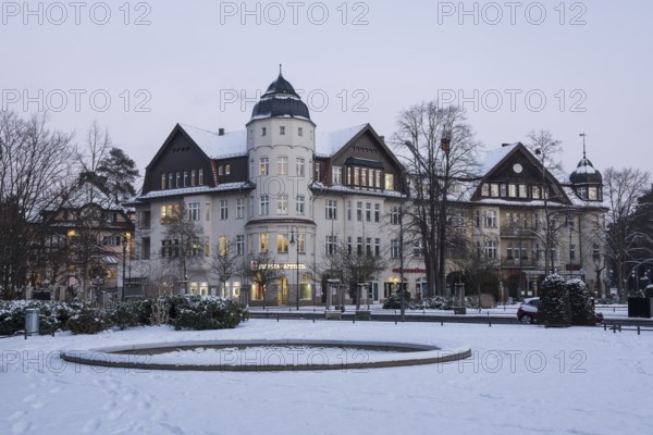A house on Mexikoplatz glows again after the extensive power outage in the Steglitz-Zehlendorf district, Berlin, 06.01.2026