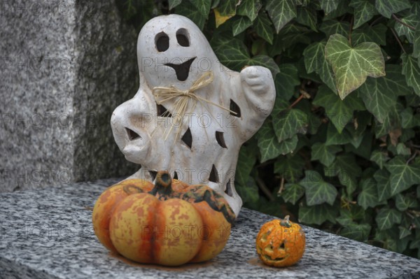 Ghost and pumpkin, Halloween decoration, Franconia, Bavaria, Germany