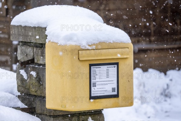 Mailbox, Deutsche Post, winter weather, blowing snow, snowy, near Oberelfringhausen in Elfringhauser Switzerland, near Hattingen, North Rhine-Westphalia, Germany