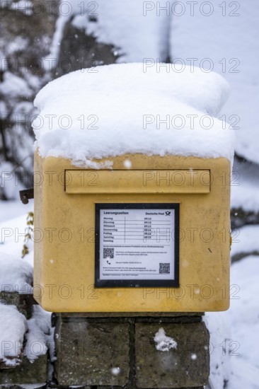 Mailbox, Deutsche Post, winter weather, blowing snow, snowy, near Oberelfringhausen in Elfringhauser Switzerland, near Hattingen, North Rhine-Westphalia, Germany