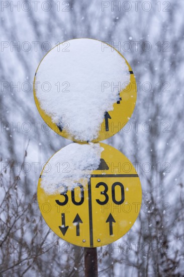 Identification of a bridge for military vehicles, military load class, MLC, it indicates which vehicles, based on weight, may travel on the bridge alone or at the same time with other vehicles, country road in Elfringhauser Switzerland, near Sprockhövel, cars with and without headlights, light on, snowfall, snowfall, North Rhine-Westphalia, Germany