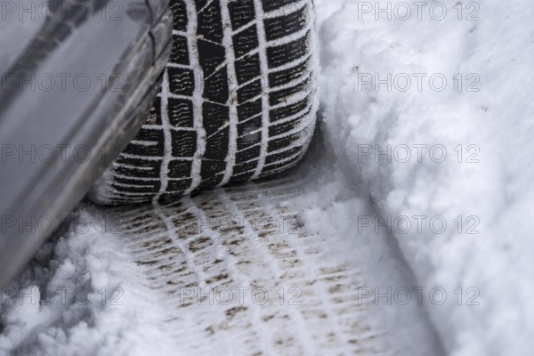 Winter tires, cars, in snow, tread