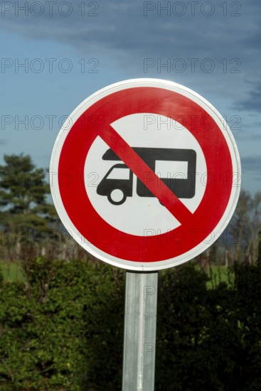 A round prohibition road sign forbids motorhomes. The sign is white with a red border and a red diagonal line through the motorhome symbol in France