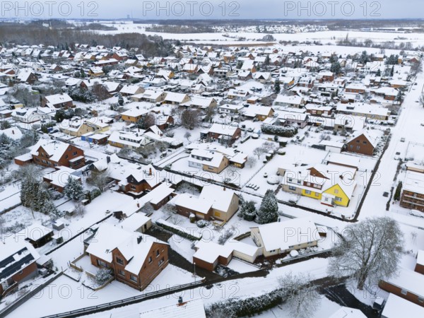 Snowy residential area with close-standing houses and snow-covered roads, aerial view, Oelsburg, Ilsede municipality, Peine district, Lower Saxony, Germany