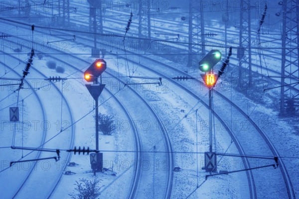 Winter weather, snowfall, signals, on the route east, in front of Essen main station, regional transport in North Rhine-Westphalia, Germany