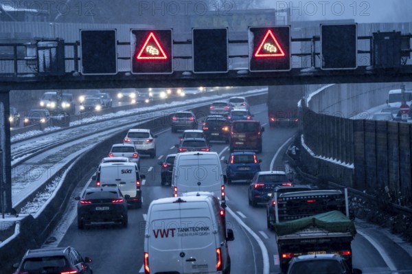 Winter weather, motorway traffic, A40 motorway, Ruhrschnellweg, in Essen, at the Essen-Ost motorway junction, snowfall, traffic jams, heavy flowing traffic, North Rhine-Westphalia, Germany