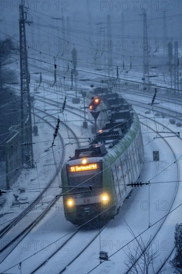 Winter weather, snowfall, S-Bahn train, S1, regional traffic, on the route east, in front of Essen main station, regional transport North Rhine-Westphalia, Germany