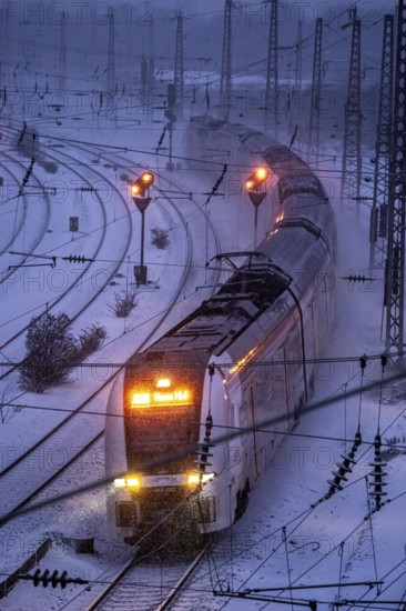 Winter weather, snowfall, RRX, Rhine-Ruhr Express, regional traffic, on the route east, in front of Essen main station, regional transport North Rhine-Westphalia, Germany