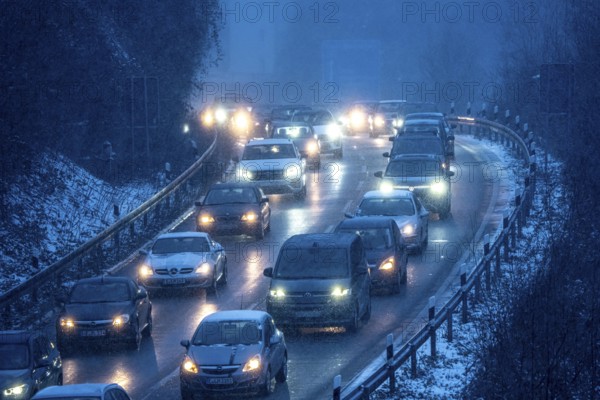 Winter weather, motorway traffic, Essen-East motorway junction, access of the A52 motorway to the A40, Ruhrschnellweg, in Essen, on snowfall, traffic jams, heavy flowing traffic, North Rhine-Westphalia, Germany