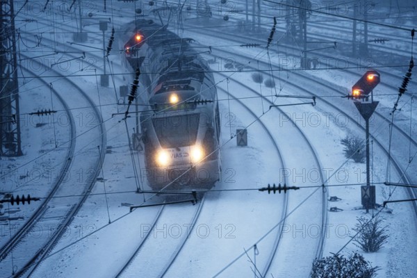 Winter weather, snowfall, VIAS regional express, regional traffic, on the route east, in front of Essen main station, regional transport North Rhine-Westphalia, Germany