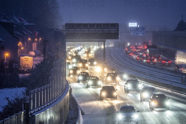 Winter weather, motorway traffic, A40 motorway, Ruhrschnellweg, in Essen, at the Essen-East motorway junction, blowing snow, traffic jams, sound barriers, residential buildings directly on the motorway, Frillendorf district, North Rhine-Westphalia, Germany