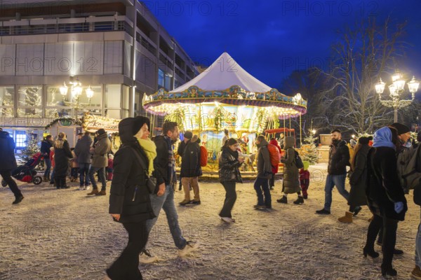 Many visitors to the snowy Christmas market in Baden-Baden