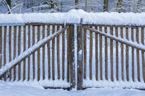 Snowy garden gate, Sieversen, Samtgemeinde Rosengarten, Lower Saxony, Germany
